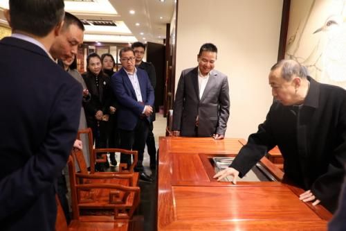 杨志明（右一）副部长仔细观察国祥红木产品