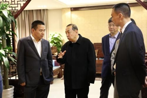 国家人力资源和社会保障部原党组副书记、副部长杨志明（左二）、东阳市副市长蒋震雷（右一）等一行人在国祥红木董事长张国强（左一）夫妇陪同下参观国祥红木展厅