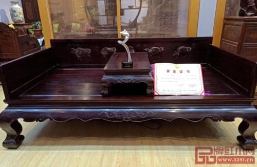 孔连红木《小叶紫檀五牛图罗汉床》荣获“工艺美术飞花奖银奖”