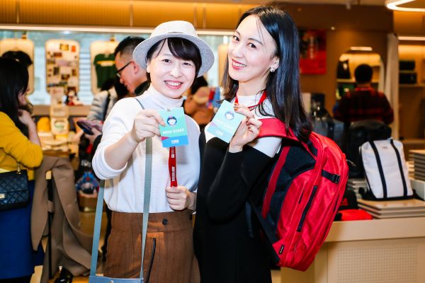 （开业仪式现场顾客购物）