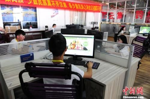 图为某电商园内的办公区。 中新网记者 富宇 摄