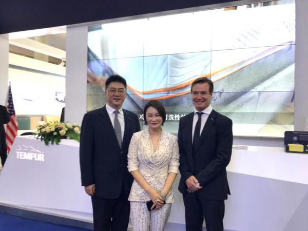 TEMPUR SEALY泰普尔亚太区总裁Simon Walsh先生、TEMPUR泰普尔中国区董事总经理David Yuen先生与红星美凯龙副董事长车建芳女士
