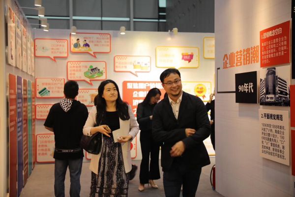 陈志杰(右)在星星易装展位