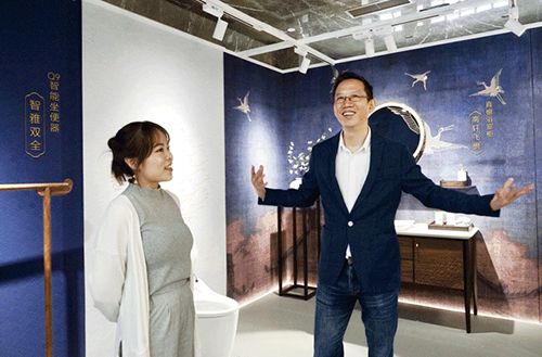 吴晓波老师还受邀参观了恒洁新国货展厅