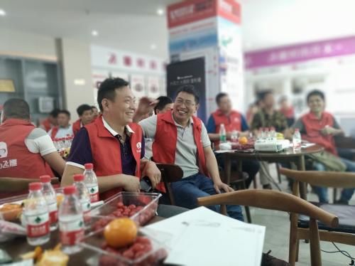 工长们提问互动,对材料的安全性、环保性尤其关注
