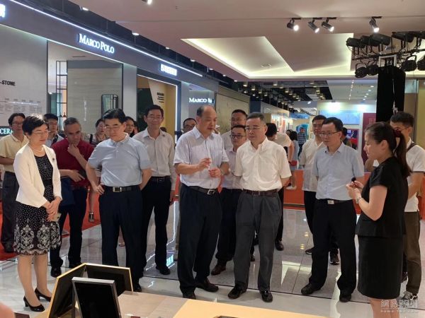 唯美集团董事长黄建平(右一)陪同有关领导参观唯美集团