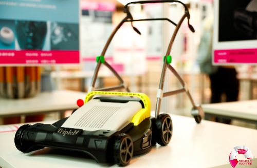 作品名称：《针对老年人群的家用化割草机》（上海理工大学）