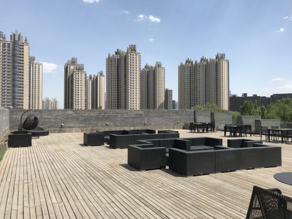 买房是选择市里的老破小,还是外环的大公寓,看完一下子懂了