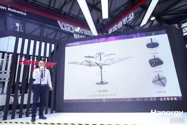 (图:汉能全球汉伞总部CEO赵波先生介绍汉伞新品)