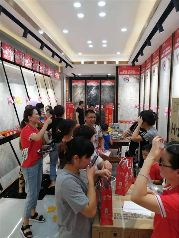 大角鹿超耐磨大理石瓷砖马屿店开业活动,场面火爆,人气满满!