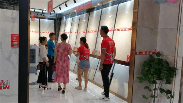 大角鹿超耐磨大理石瓷砖天柱店开业现场,不少业主组团抢购