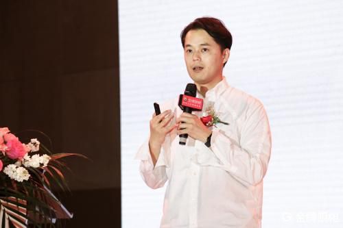(青山周平在金牌厨柜设计力量活动进行分享)