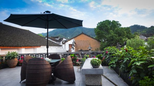 将阳台抬高15公分?这效果超乎想象,铺上垫子就是床呀