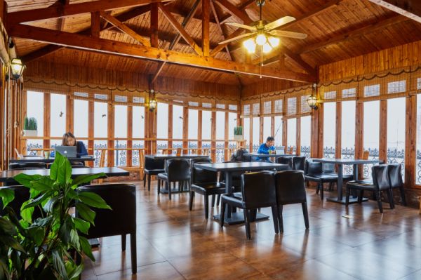 若经济允许,还是不要选两梯四户的房,入住后每月多交不少钱