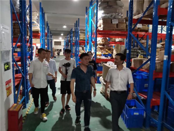 2019年8月4日,重庆家具行业协会秘书长丁华带队参观了高田工贸位于白市驿工业园的厂区。