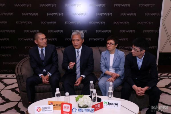 左起:怡口中国销售及市场副总裁周守文先生、美联水务亚太总裁Colin先生、怡口中国副总裁兼总经理童继红女士、怡口中国产品研发总监薛飞