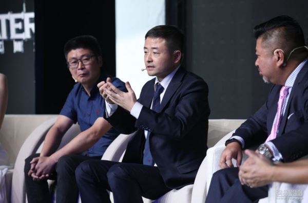 △怡口中国传统零售业务高级总监唐德勇先生(中)