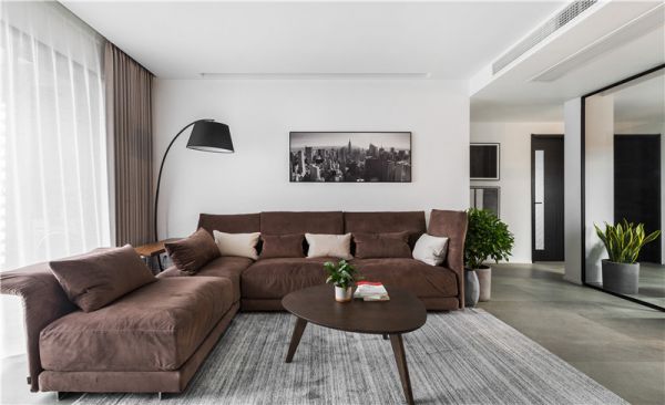 用温润木色表述空间温度，利落简洁储物机能满足