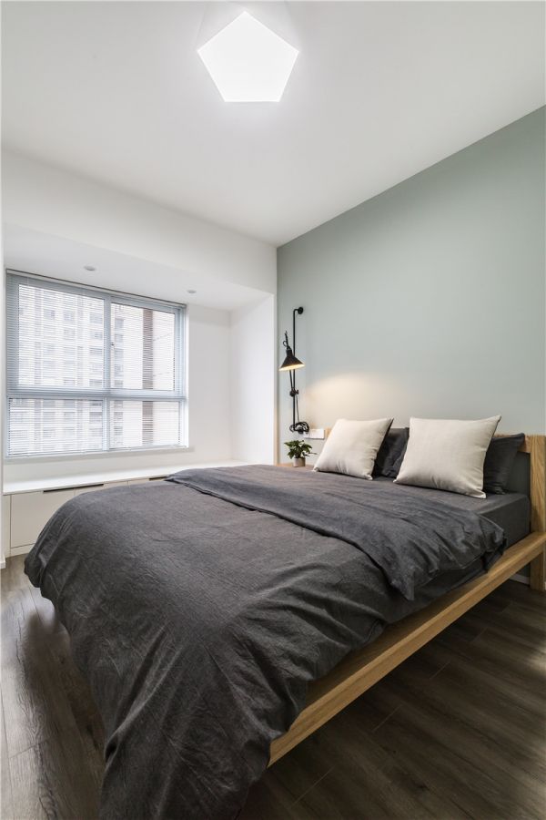 用温润木色表述空间温度，利落简洁储物机能满足