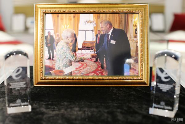 哈里森深受英女王及王室成员喜爱,曾荣获五项英女王企业奖