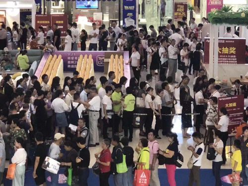 (欧亚达家居徐东店2018年十一国庆大促活动现场人气旺)