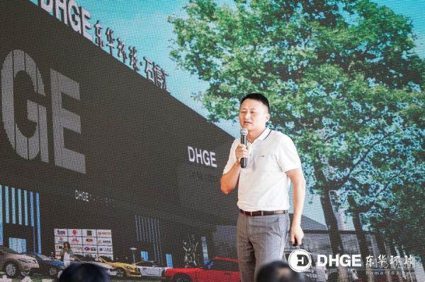 (图:东华环球副总经理王杰发布2019东华环球全新战略)