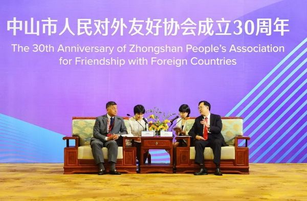 中山市委书记陈旭东(右一)与日本守口市市长西端胜树(左一)坐在东成红木缅甸花梨香茗会客椅上进行会晤
