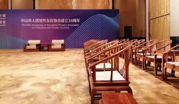 东成红木《缅甸花梨皇宫椅》是中华民族木制家具文化的杰出代表,承载着中华民族的艺术智慧和厚重文化底蕴,展现了大国崛起下国人的文化自信