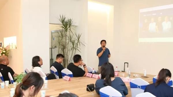 厦门晚报美居周刊主编李林邦先生对今天的设计沙龙会进行总结发言。