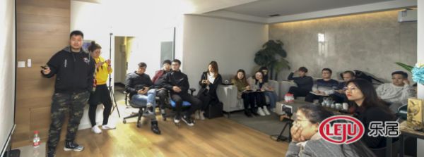 主讲嘉宾:照明设计师 卿超 负责三雄极光东三省照明设计,从事照明设计行业多年,有丰富的照明设计经验,多次为“中国建筑东北设计研究院”、“辽宁省建筑设计研究院”、“沈阳建筑大学设计研究院”等机构做培训交流;多次与装饰公司合作拿下“红点”、“筑巢”等设计大奖;多次为“沈阳航空航天大学”、“沈阳师范大学”等大学做照明设计授课;2018年与辽宁省装饰协会编写T/CNLIC《全装修产品和服务技术规范》标准,负责照明部分。