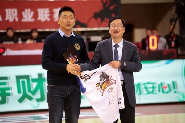 祖国在我心中!中科院“北斗战神”亮相肯帝亚男篮苏州主场