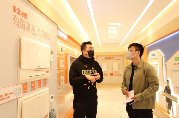 奥普家居总裁在线指导,两天刷新家居风格,让冠军车手住“新家”