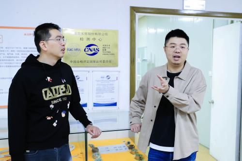 呼兰和吴兴杰准备进入奥普的CANS认可实验室检测中心进行实验