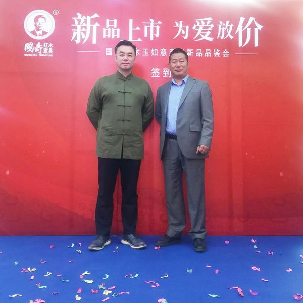 非遗第四代传承人、国寿红木副董事长陈淦凡(左)与郑州店总经理逯景卫合影.jpg