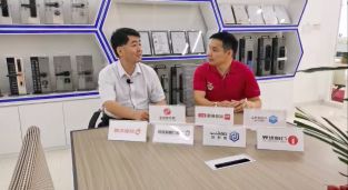 图:从左到右分别为中山市逸家安防科技有限公司董事长 麦业来 中国建博葵花奖评选委员会秘书长 陈军