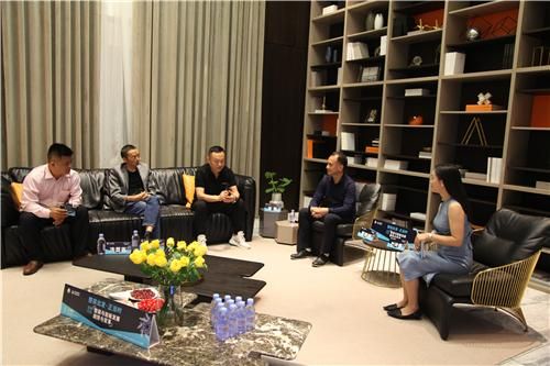 依诺岩板事业部总监冼显鉴先生(左一)、新中源营销总经理陈勤显先生(左二)、德驰家居董事长陈驰(中)、东莞定制家居行业协会会长莫锐辉先生(右二)、新浪家居华南主编叶玲菊 (右一)