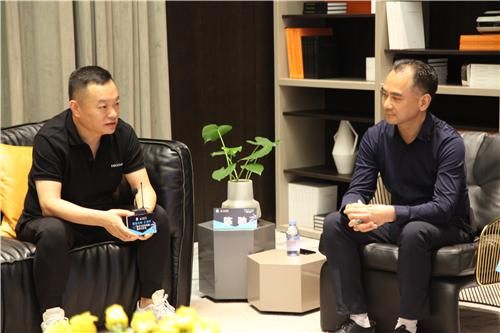 德驰家居董事长陈驰(左),东莞定制家居行业协会会长、卓意珐帝诺铂金厨房董事长莫锐辉先生(右)