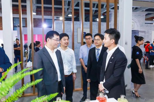 上海市经信委阮力副主任一行与BAIYULAN白玉兰品牌主理人沈哲炜先生愉快交谈 (左:上海市经信委阮力副主任、右:BAIYULAN白玉兰品牌主理人沈哲炜先生)