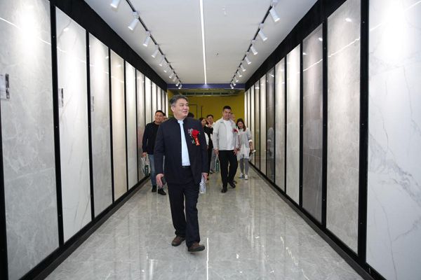 图片说明:储亚云先生带领嘉宾参观材料展厅