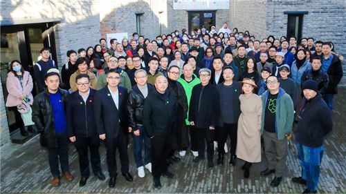 策展人以及与会的设计师、艺术家、品牌代表合影留念