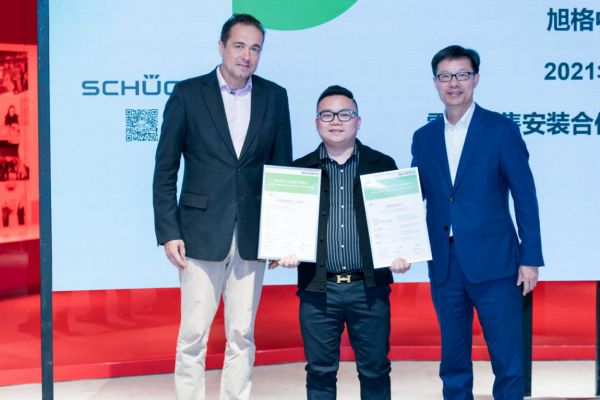 迪策总裁授权昆升童总零售合作伙伴证书仪式   左一:旭格大中华区执行总裁迪策(Torsten Dietze)   右一:旭格中国地区副总经理李彤