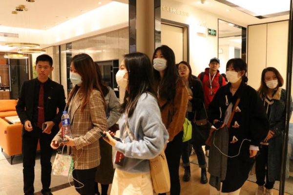 人民网、环球网等媒体参访团走进诗尼曼,体验“全球定制之都”优秀品牌的非凡实力