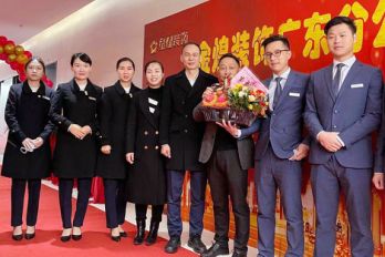 金煌装饰总经理刘志强(右四)与嘉宾及团队成员