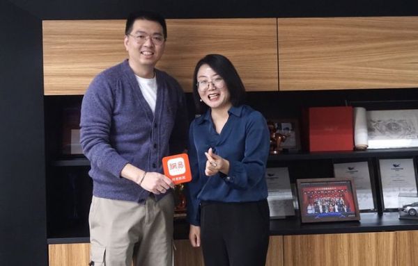(奥普CEO吴兴杰与网易家居总编辑胡艳力合影)