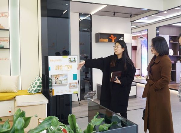 网易家居总编辑胡艳力(中)参观奥普展厅