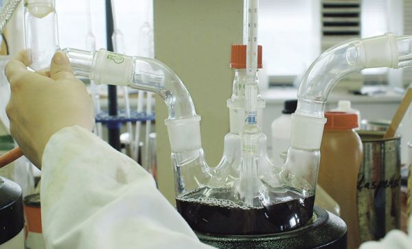 在biopin®集团德国工厂实验室,工程师正在做实验.jpg