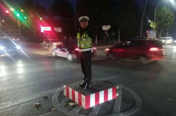 情系交警,爱玛特全屋净水渭南冬日送温暖