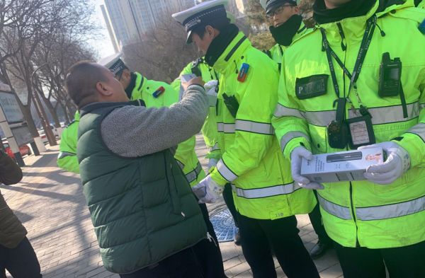 情系交警,爱玛特全屋净水渭南冬日送温暖
