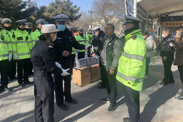 情系交警,爱玛特全屋净水渭南冬日送温暖