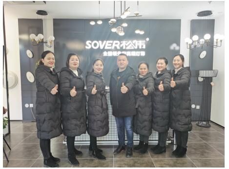 松伟:品质服务双轮驱动,领跑三四级灯饰市场